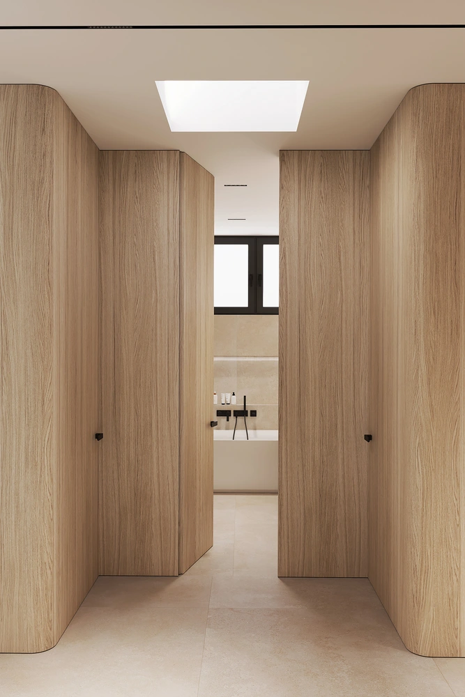 Drevený interiér domu - dvere na mieru